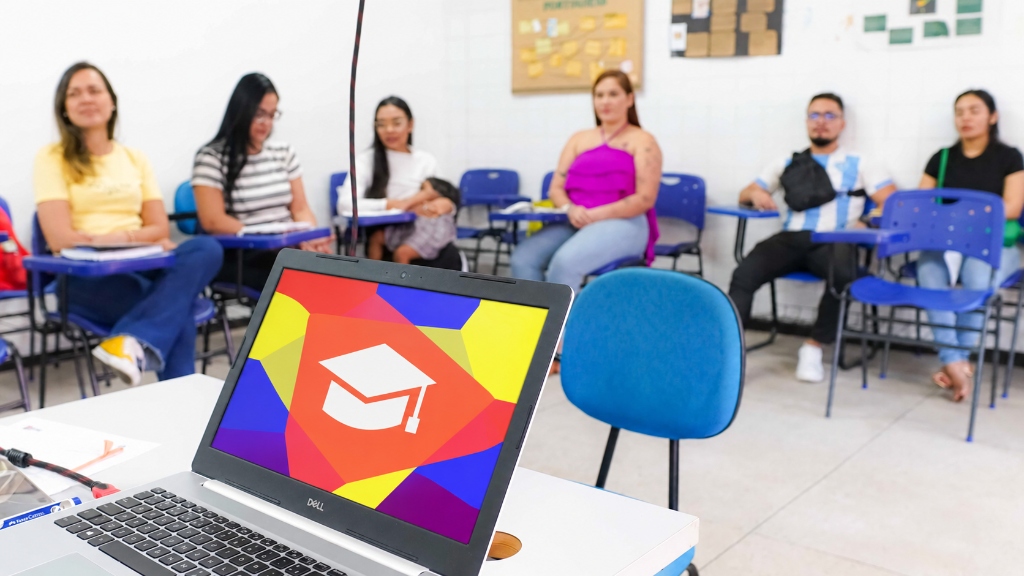 Alunos RAC em sala de aula com notebook da RAC